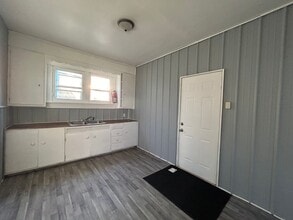 Building Photo - 323 Sherman St