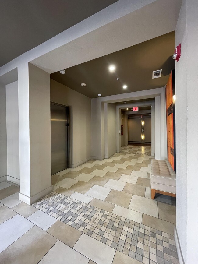 Building Photo - 7342 Oak Manor Dr