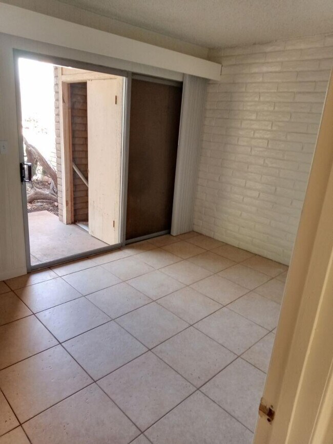 Building Photo - 4140 E Cliffside Trail