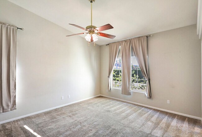 Building Photo - Single Story Northwest 3 Bedroom Pool Home