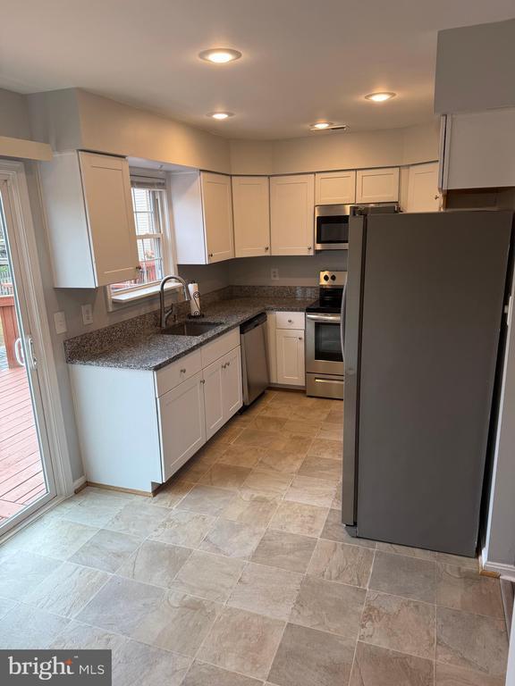 Building Photo - 8625 Point of Woods Dr