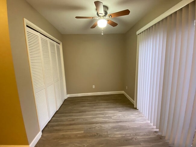 Building Photo - Updated 2 Bedroom Townhome