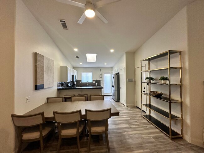 Building Photo - 54445 Avenida Alvarado
