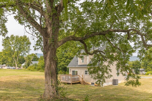 Building Photo - Enchanting Home!