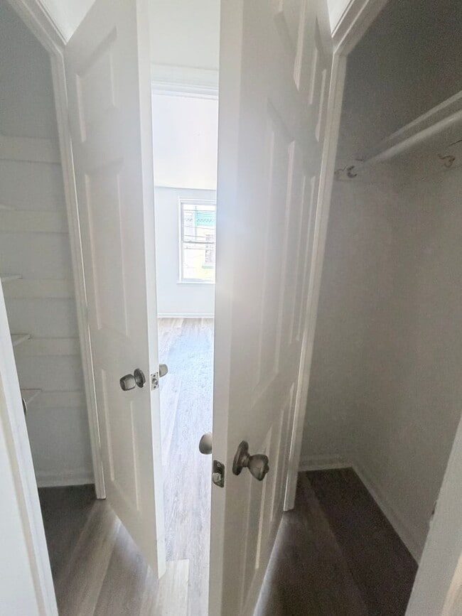 Building Photo - 2-bedroom HOUSE near University City!