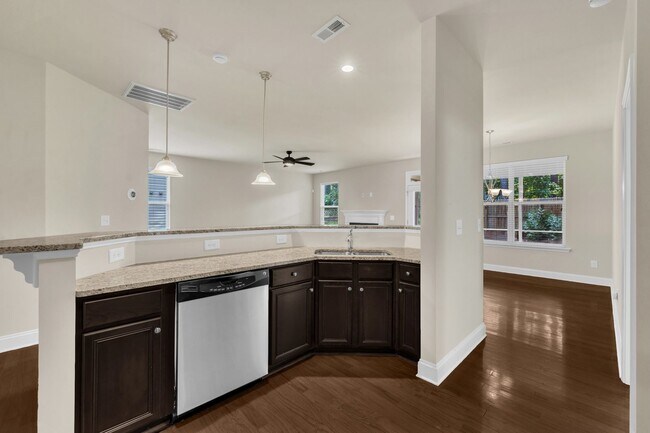 Building Photo - 4 Bedroom Home with 2 Car Garage & Fenced ...