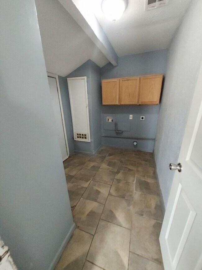 Building Photo - 3 bedroom 1 bath