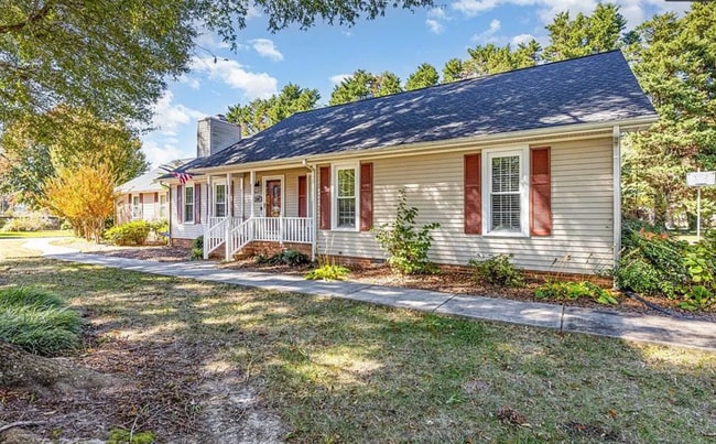 Building Photo - Charming ranch home 3 bedrooms and 2 bathrooms in Burlington w/ 5 garage spaces.