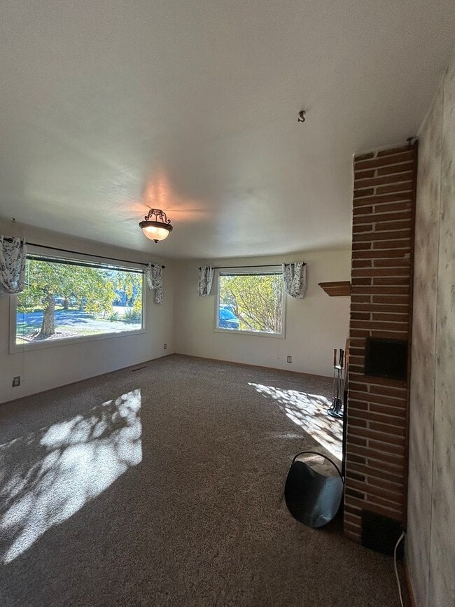 Building Photo - Charming 3 Bedroom Home with Large Heated ...