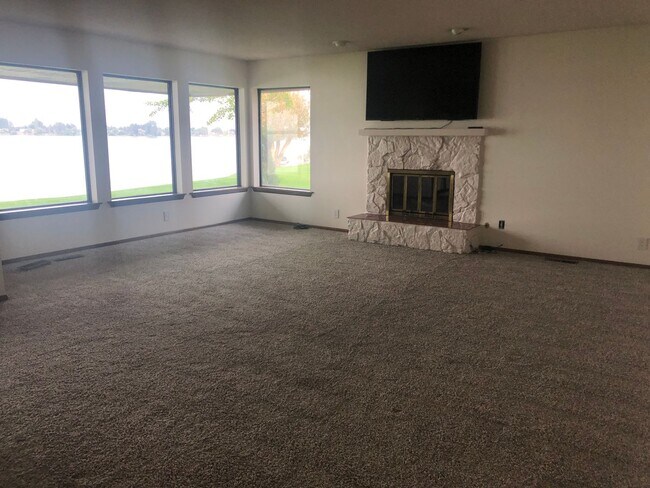 Building Photo - LAKEFRONT Condo Style Living!