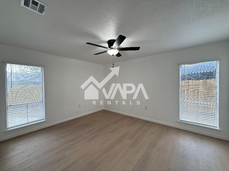 Building Photo - 8007 Lake Forest Dr