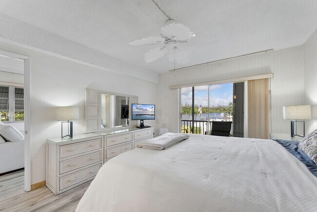 Building Photo - 101 NE 19th Ave