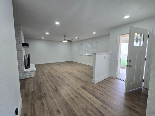 Building Photo - 3 Br 2 BA with extra room in back available now