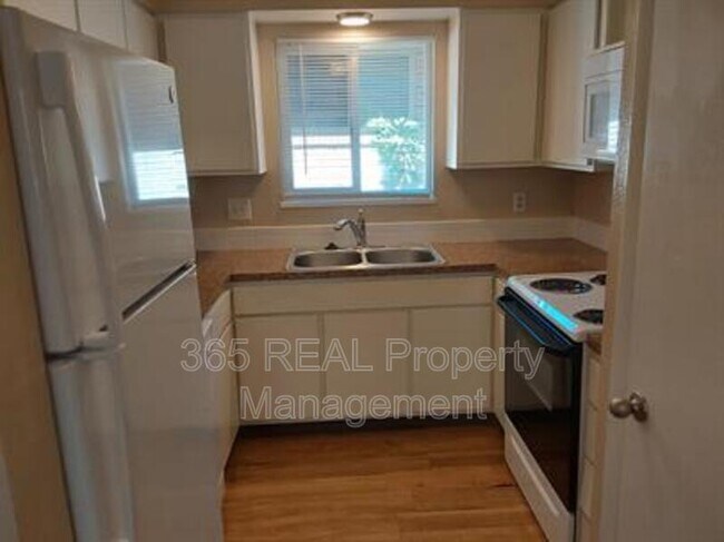 Building Photo - 1434 E 16th St