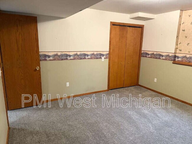 Building Photo - 513 24th Ave