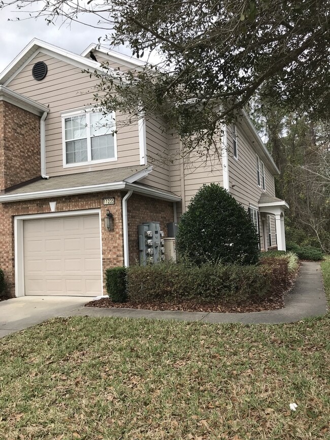 Primary Photo - Nice Townhome in Campfield