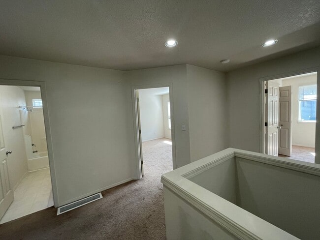 Building Photo - Hillsboro 3Bedroom 2.5 Bath + Den ~ Includes Washer & Dryer and Garage ~ Orenco Gardens Neighborh...