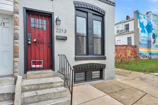 Building Photo - GORGEOUS end unit in Baltimore! 3 Bedrooms 3 Bathrooms Plus a Rec Room!