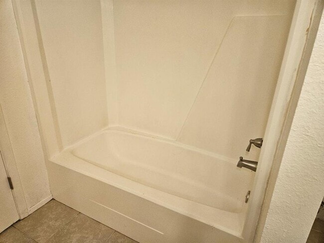 Building Photo - 410 E 9th St