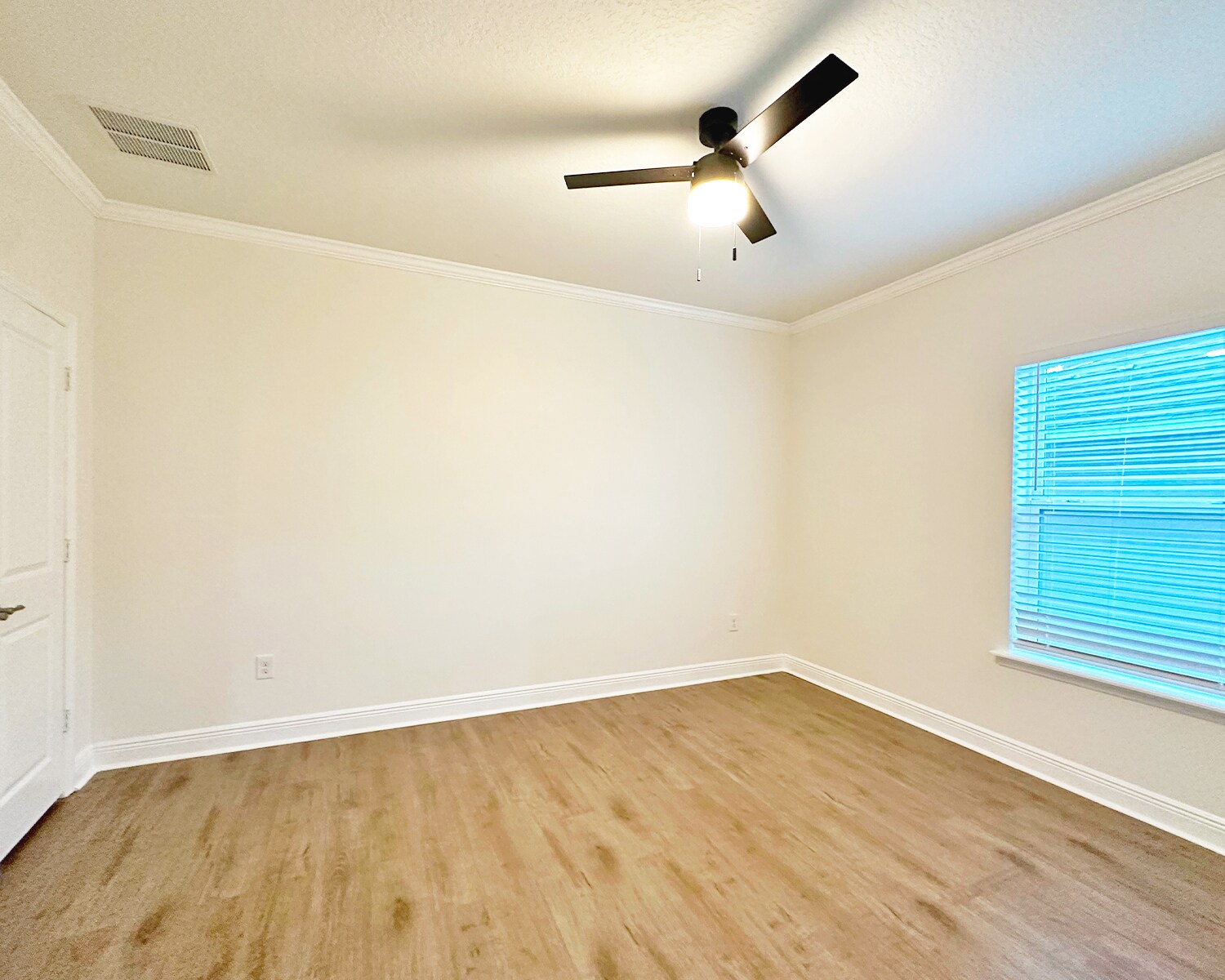 Additional angle of third bedroom with added crown moulding. - 1736 W Walnut St