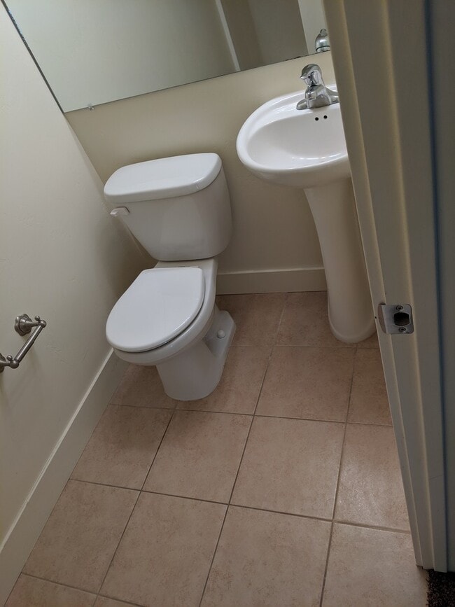 Building Photo - Desirable 2 bed, 2.5 bath Lincoln Park tow...