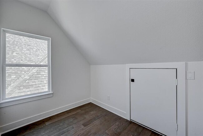 Building Photo - 6135 W Montgomery Rd