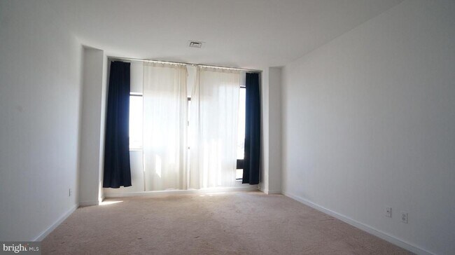 Building Photo - 10 E Lee St