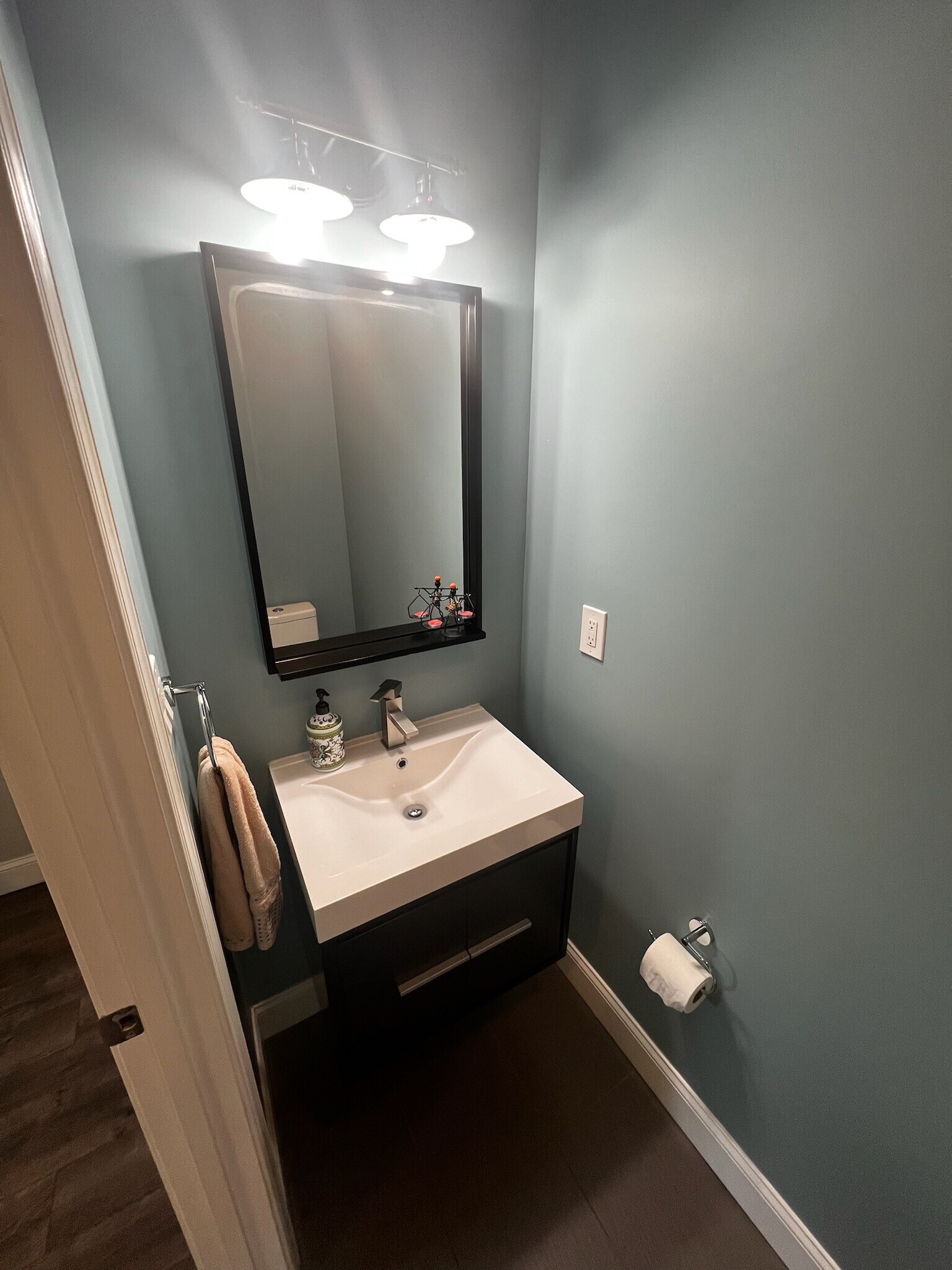 Second Bathroom en-suite - 435 Ridge St NW