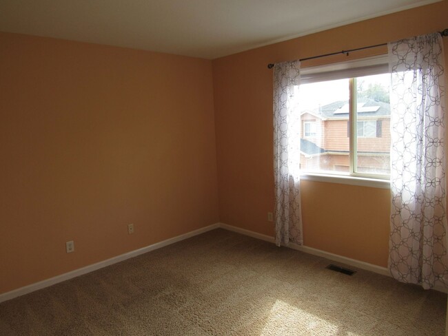 Building Photo - Superb  updated 5 bedroom, 4 bathroom home...