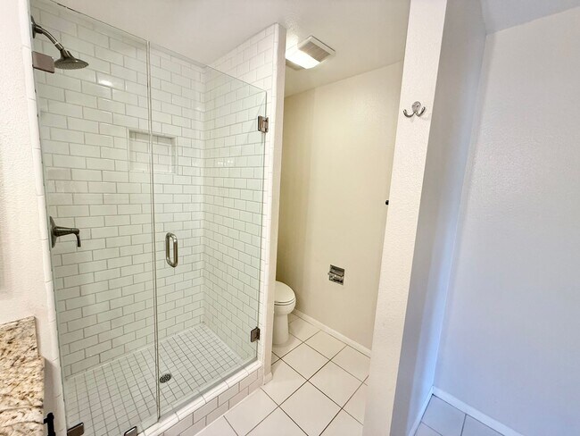 Building Photo - Beautiful 3 bed/3 bath In Costa Mesa