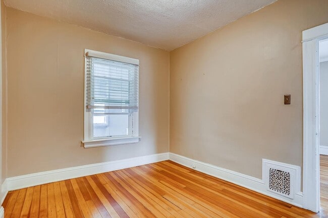 Building Photo - Charming 2 Bedroom in Cherry Creek- NEW AC UNIT! Fenced back space!