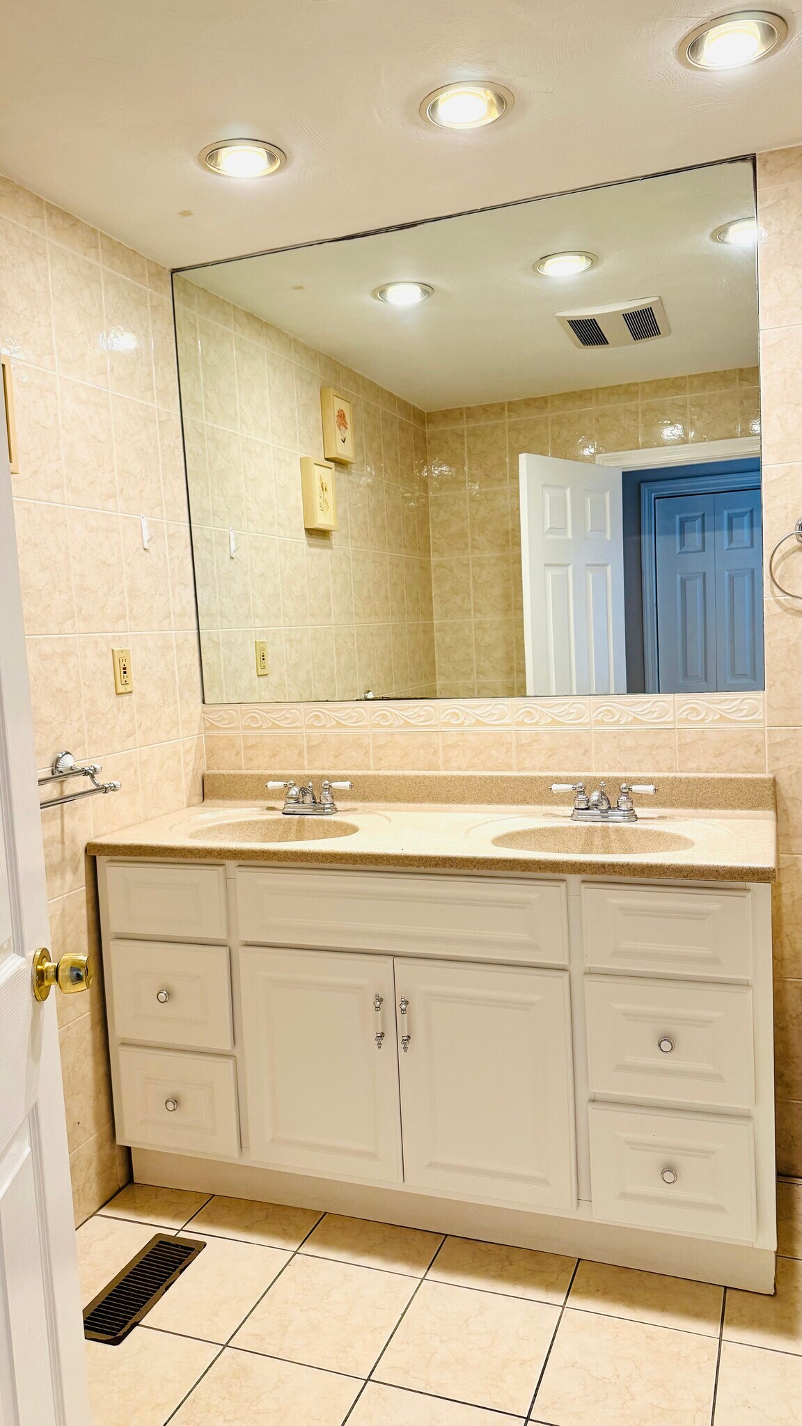 Bathroom 1 - 7 Oak St