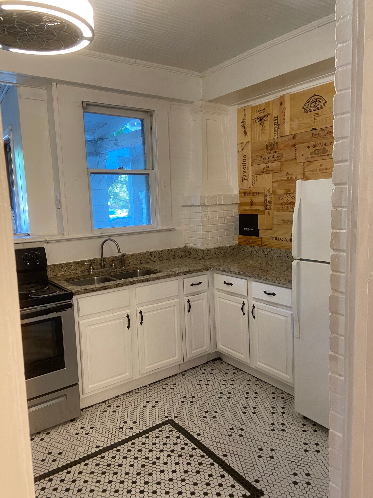 Full size kitchen - granite countertop - 616 W Azeele St