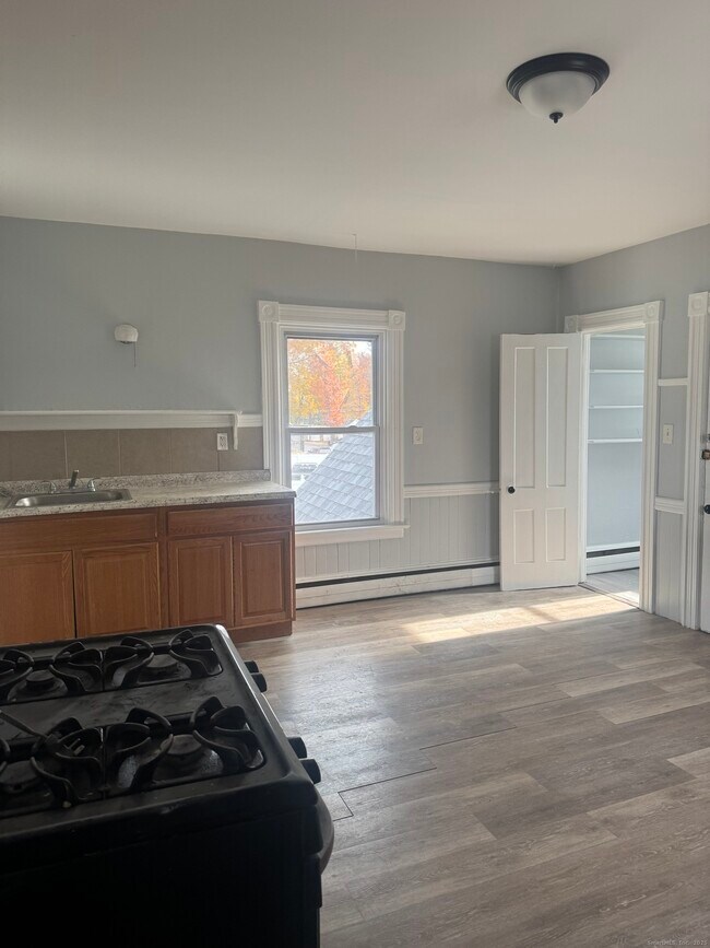 Building Photo - 265 Burnside Ave