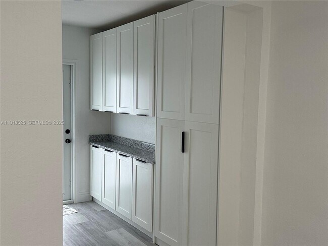 Building Photo - 1308 NW 13th Ct