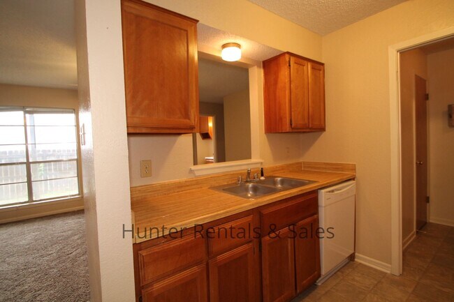 Building Photo - Rent Me Now!