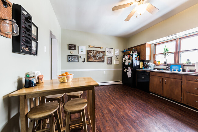 Building Photo - AVAILABLE MAY  - 2 Bedroom 1.5 bathroom Ho...