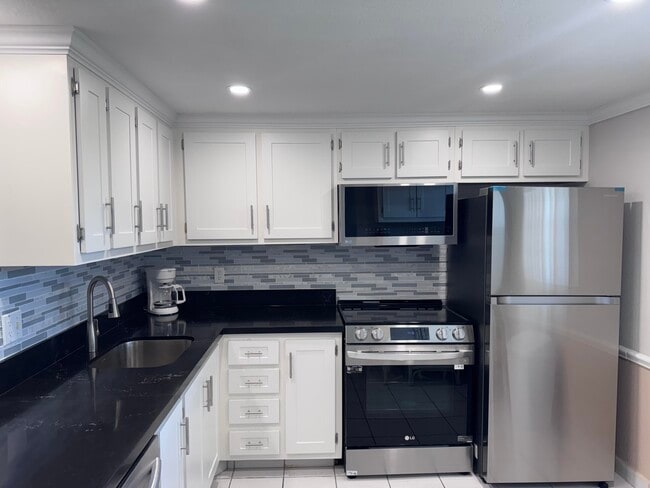 Building Photo - 300 NE 26th Ave