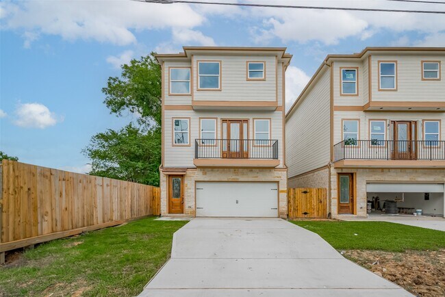 Building Photo - 2206 Hoskins Dr
