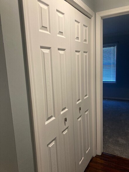 Hallway Walk-In Closet - 404 9th Cir SE