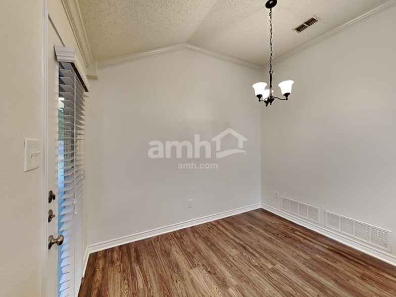 Building Photo - 4709 Shadow Crest Dr