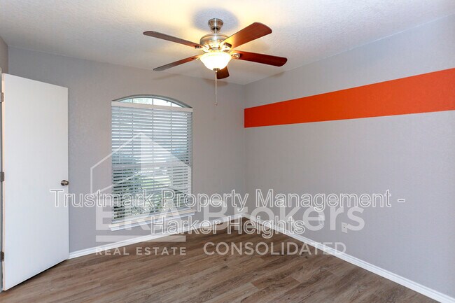 Building Photo - 1614 Twisted Oak Dr