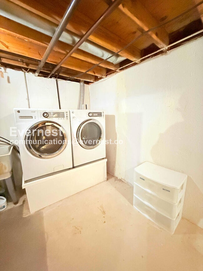 Building Photo - 2 Bed/1.5 Bath Condo with In-Unit Laundry / Vouchers Accepted / Available Now!