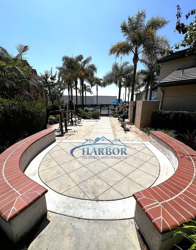 Building Photo - Elegant 3-Story, 4-Bedroom, 3-Bath Condo