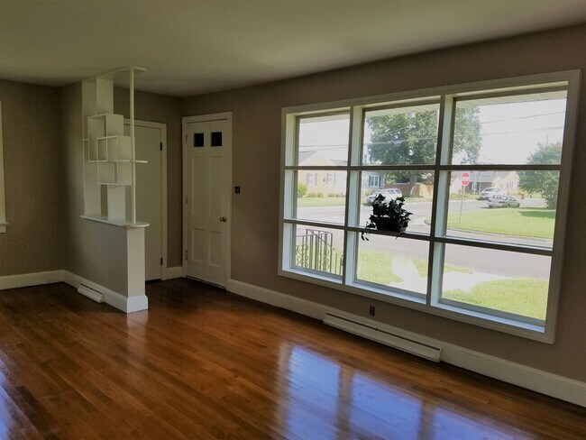 Building Photo - Brick ranch in Colonial Heights for rent.