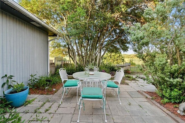 Building Photo - 7 acres with 5 bed, 3 bath less than 25 mi...