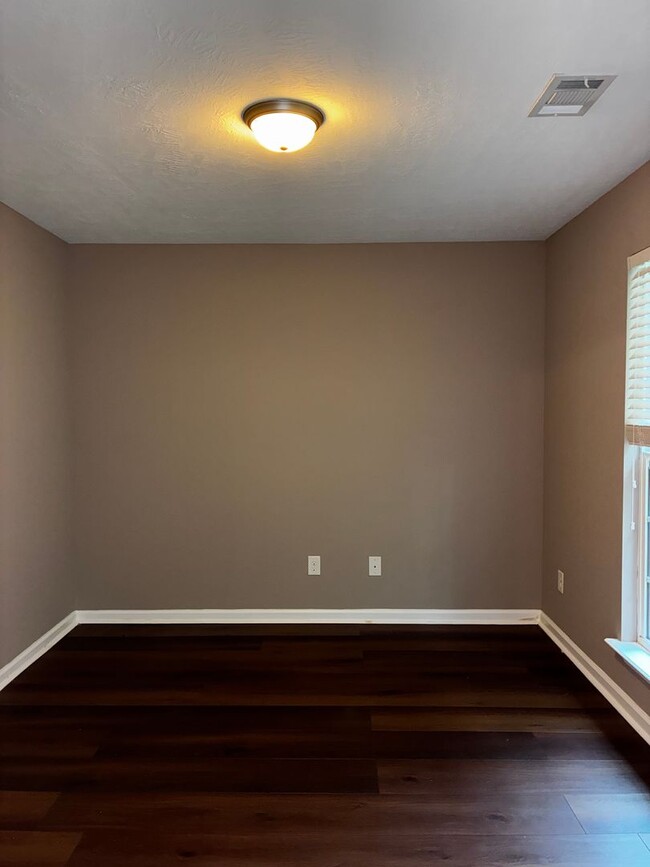 Building Photo - Elegant 3-Bedroom Townhouse with Modern Comforts.