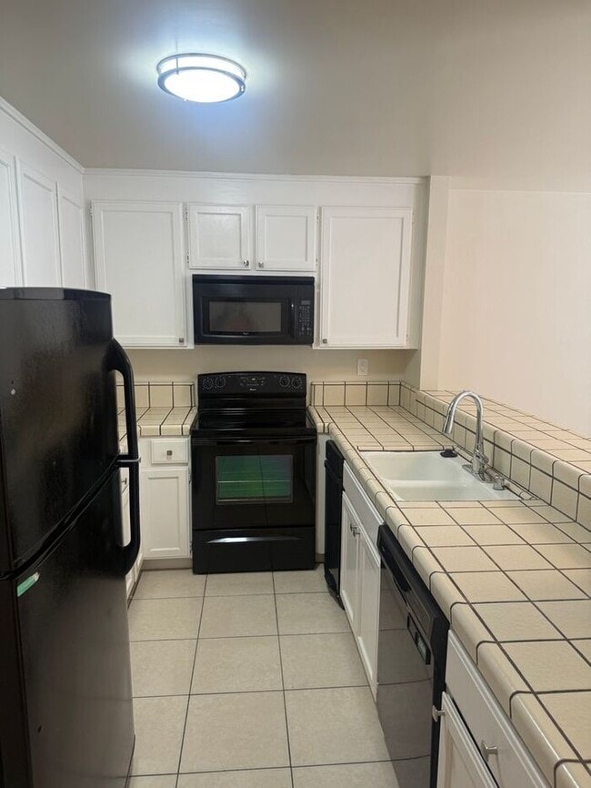 Building Photo - Great 2 Bedroom 2 Bath Townhouse