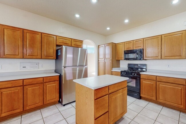 Building Photo - 2 story 4 bedroom