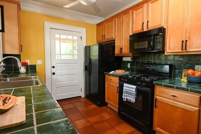 Building Photo - 2076 Ridgedale Rd NE